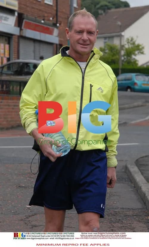 Paul Gascoigne Buys Water, Plays with Nephews