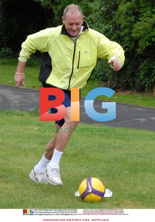 Paul Gascoigne buys water, kicks ball with nephews