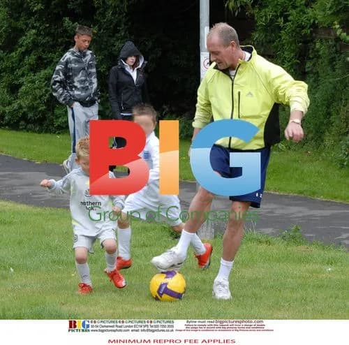 Paul Gascoigne buys water in Gateshead
