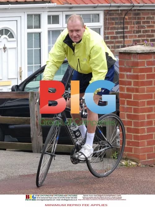 Paul Gascoigne buys water, plays with nephews