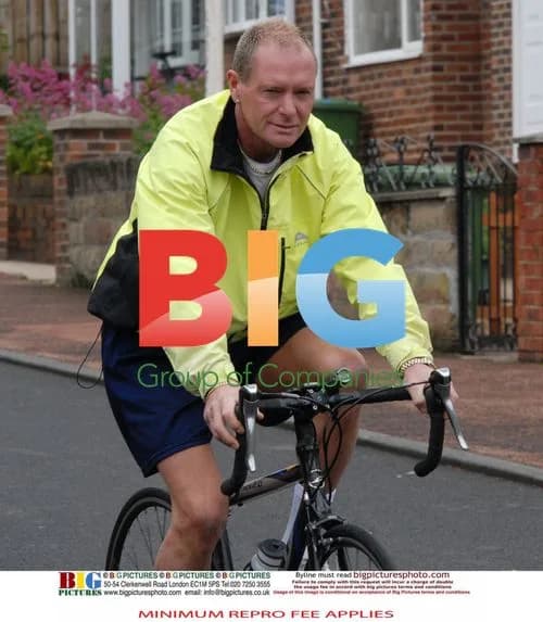 Paul Gascoigne buys water in Gateshead