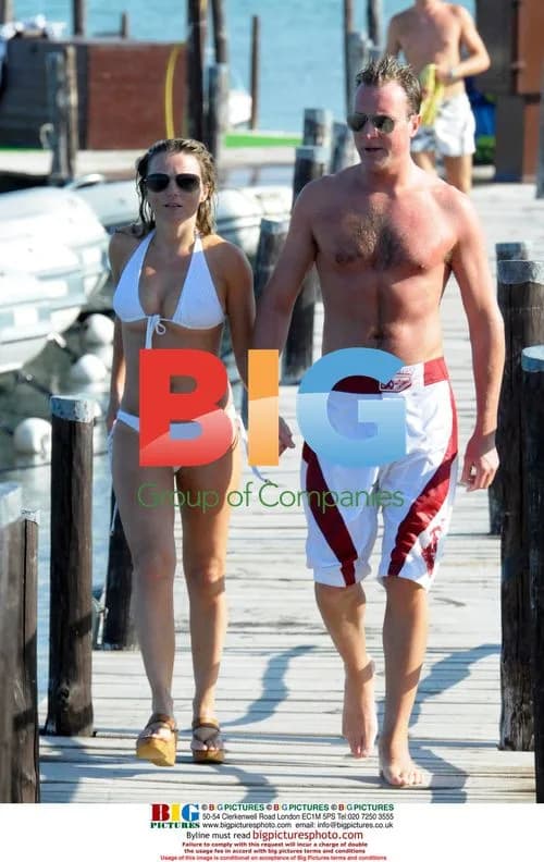 Geri Halliwell waterskiing in Italy