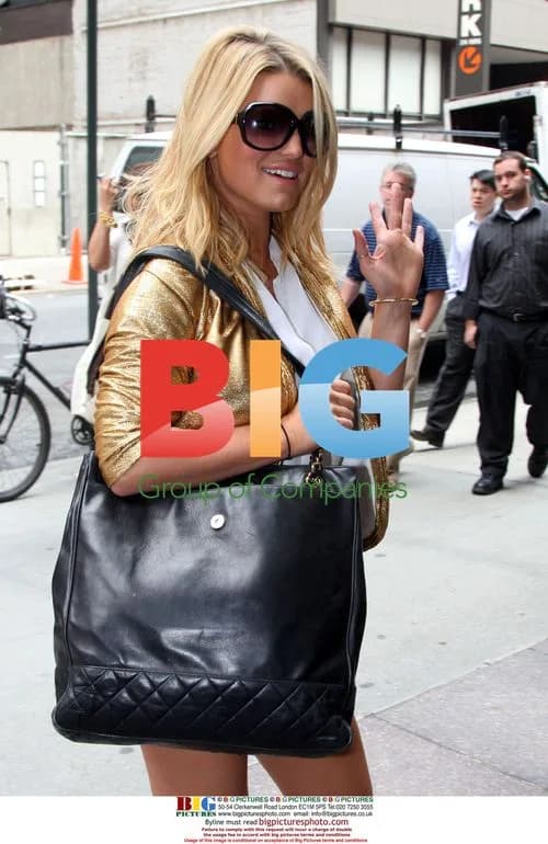 Jessica Simpson Spotted in Trendy Outfit