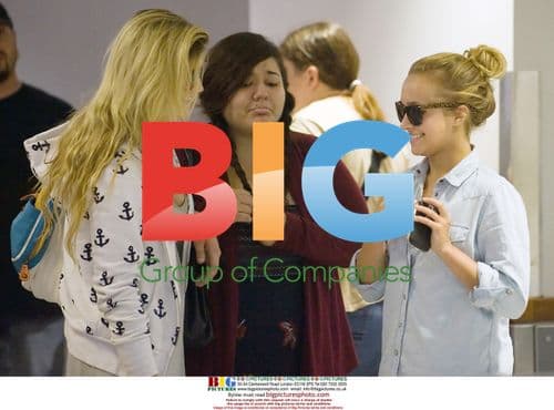 Hayden Panettiere shows off locket at LAX