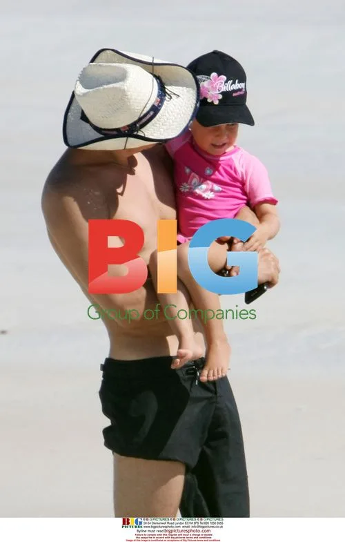 Orlando Bloom Relaxes in Broome