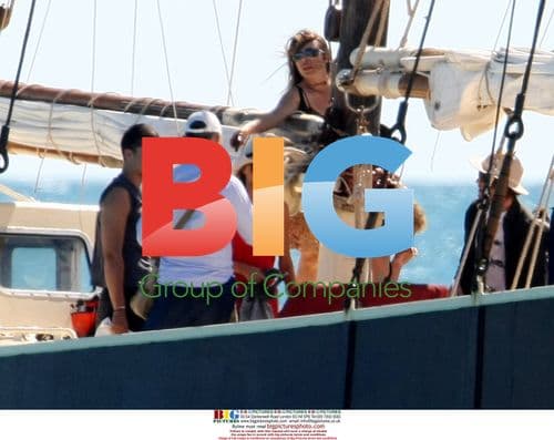 Orlando Bloom relaxes in Broome with Miranda Kerr