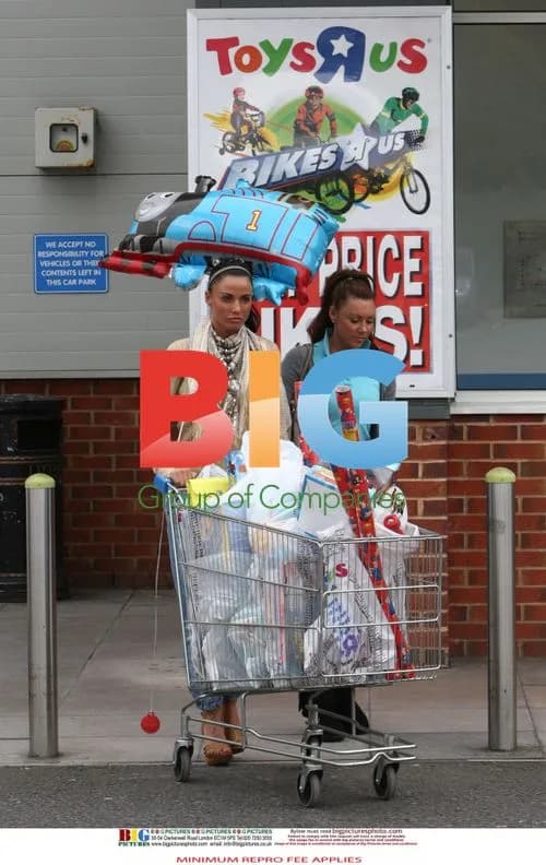 Katie Price and Michelle Heaton shop for Junior's birthday