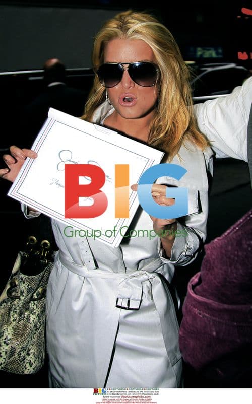 Jessica Simpson Returns to Hotel