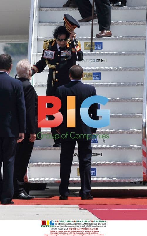 Gaddafi arrives in Rome to meet Berlusconi