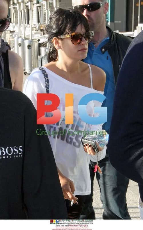 Lily Allen enjoys lunch in Sydney