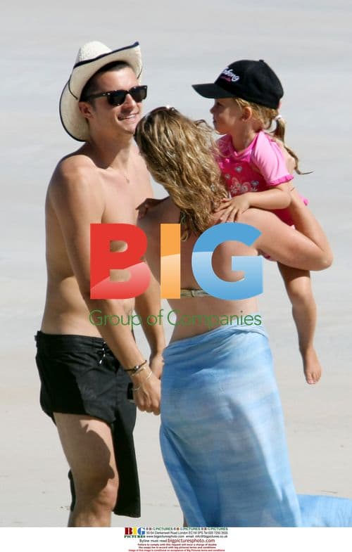 Orlando Bloom Relaxes With Fan in Broome