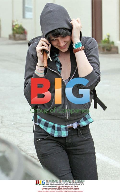 Kirsten Stewart hides from photographers