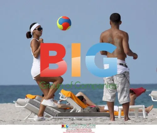 Aaron Lennon relaxes on Miami Beach