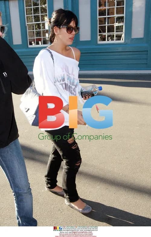 Lily Allen in Ripped VB Jeans at Lunch
