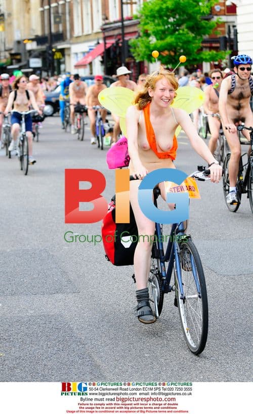 Cyclists go naked in oil protest