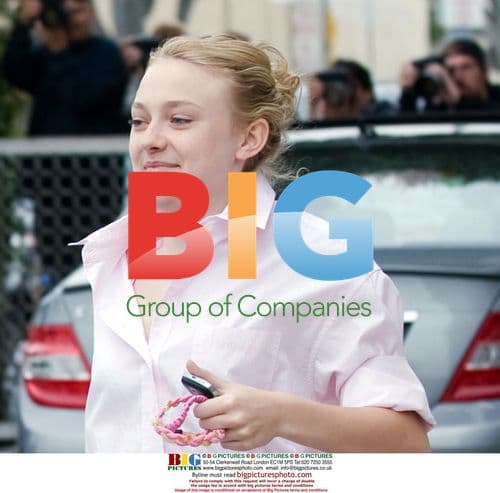 Kristen Stewart & Dakota Fanning on "The Runaways" set