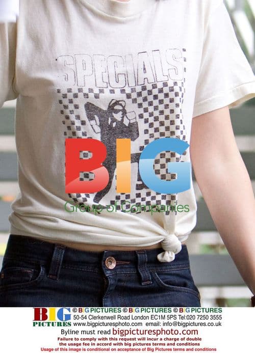 Kristen Stewart and Dakota Fanning on The Runaways set