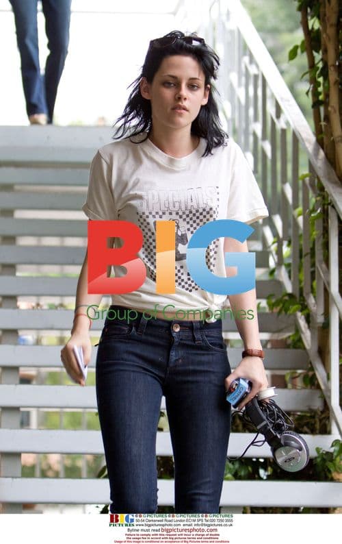 Kristen Stewart and Dakota Fanning on "The Runaways" set