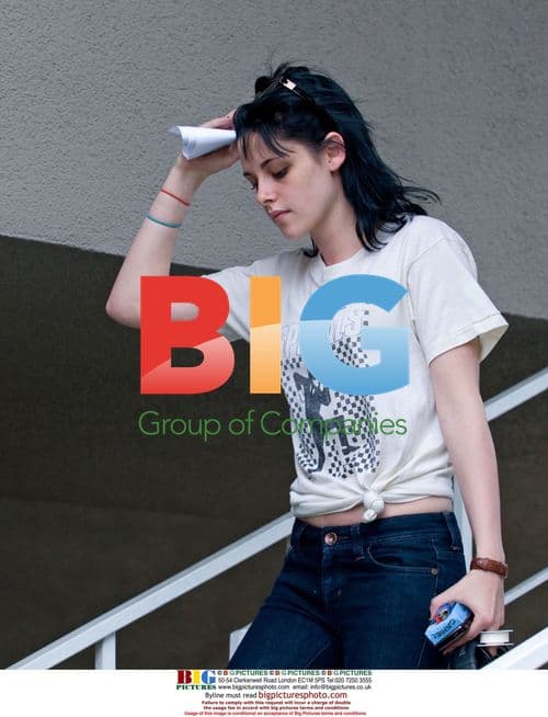 Kristen Stewart and Dakota Fanning rehearse for "The Runaways"