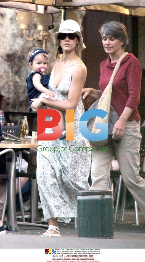 Jessica Alba shops and relaxes in Aix-en-Provence