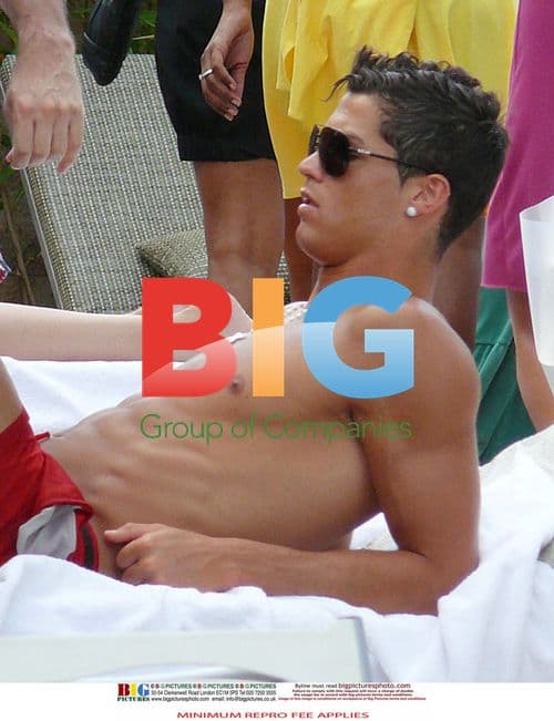 Ronaldo Gets Poolside Massage in Las Vegas