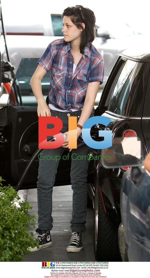 Kristen Stewart fills up before rehearsal