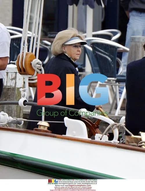 Queen Beatrix sails on royal yacht