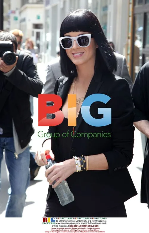 Katy Perry leaves Paris hotel with father