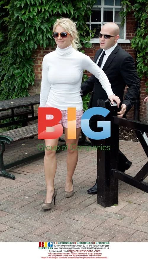 Britney Spears Leaves Hotel for McDonald's