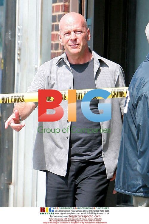 Bruce Willis on set of 'A Couple of Dicks'