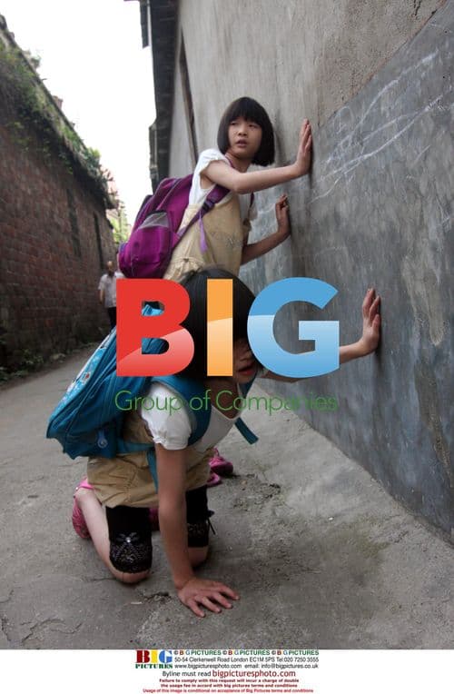 Twin sisters struggle with malformed legs in China