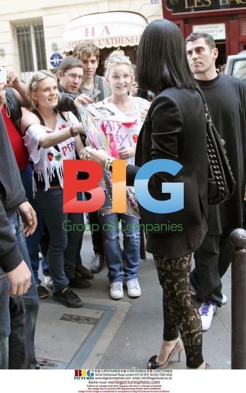 Katy Perry leaves Paris hotel with father