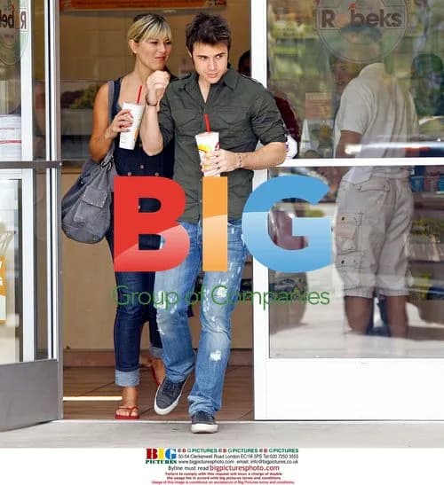 Kris Allen grabs a smoothie