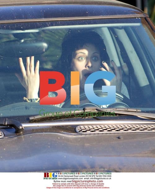 Kristen Stewart and Dakota Fanning on set