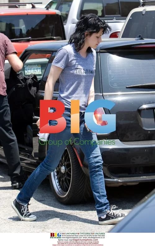 Kristen Stewart and Joan Jett on set
