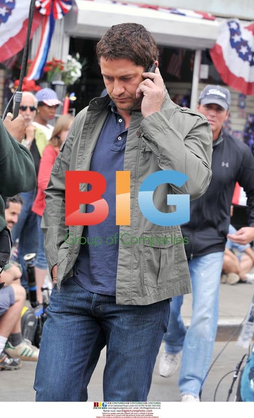 Gerald Butler on 'The Bounty' set