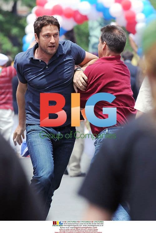 Gerald Butler on 'The Bounty' set