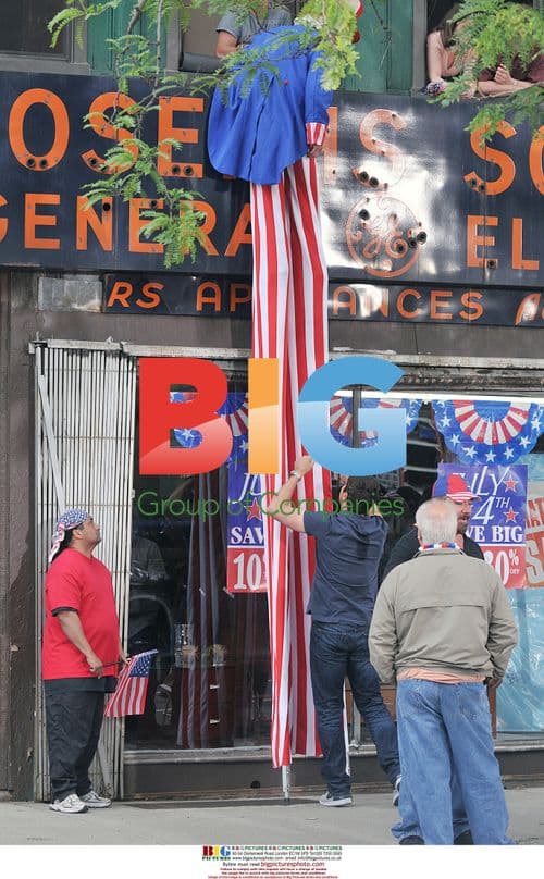 Gerald Butler on set of "The Bounty"