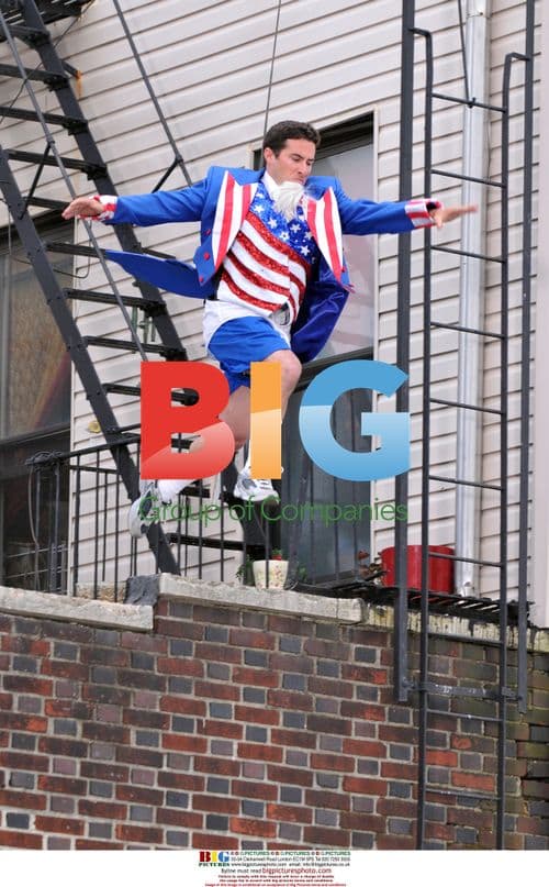 Gerald Butler on 'The Bounty' set