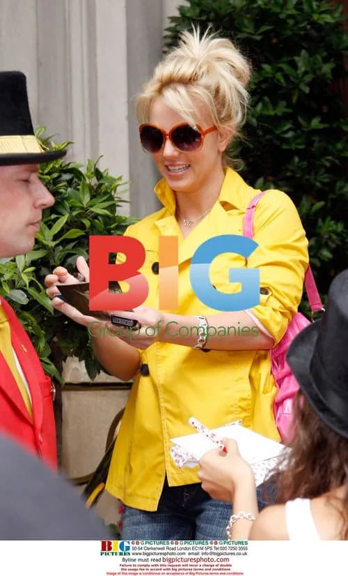 Britney Spears Leaves London Hotel