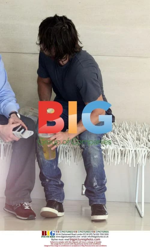 Zac Efron Enjoys Iced Tea and Apple