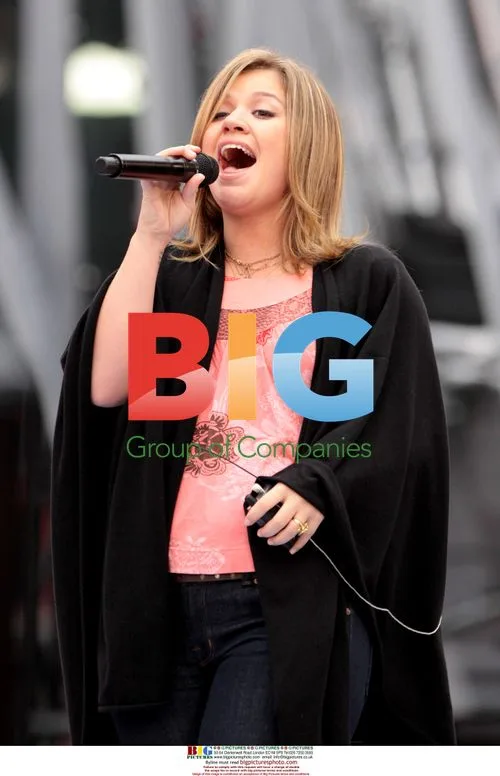 Kelly Clarkson rehearses for MuchMusic Awards