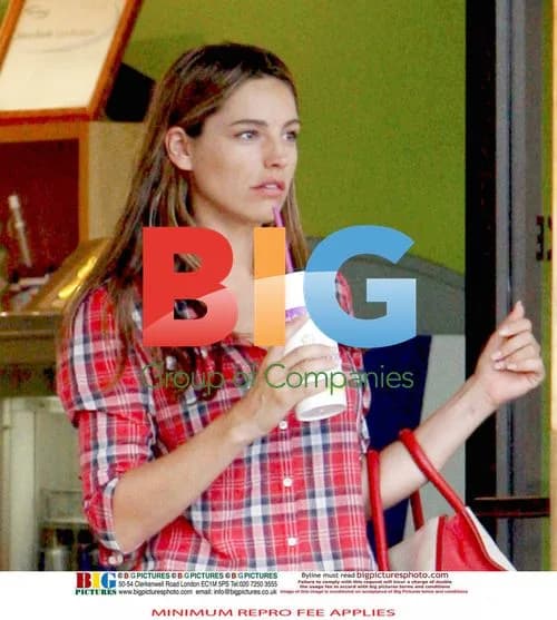 Kelly Brook getting manicure and smoothie