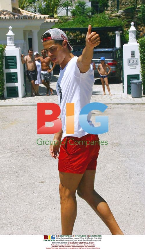 Ronaldo greets press at villa in Algarve