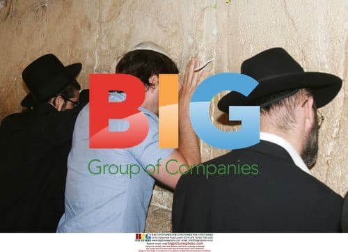 Zach Braff visits Wailing Wall in Jerusalem