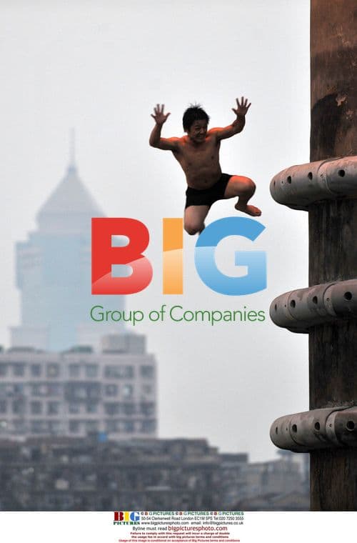 People jump off bridge in Wuhan, China