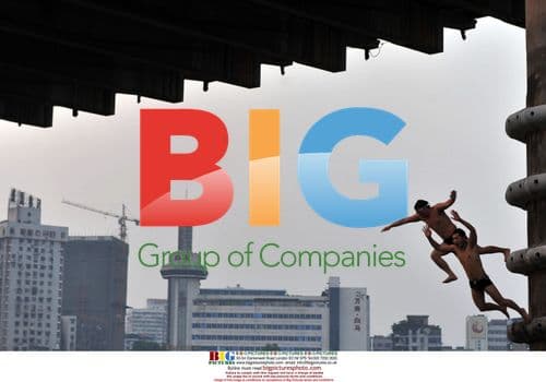 People jump off bridge into river in Wuhan, China