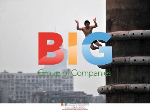 People jump off bridge in Wuhan, China