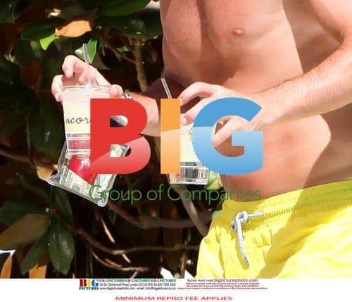 Frank Lampard Lounges with Friends in Las Vegas