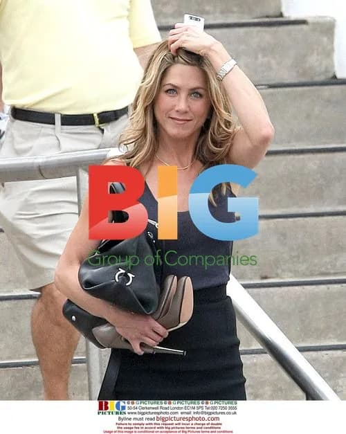 Jennifer Aniston on 'Bounty Hunter' set